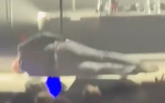 Nam ca sĩ 75 tuổi khiến khán giả lo lắng khi ngã gục trên sân khấu Ảnh 2