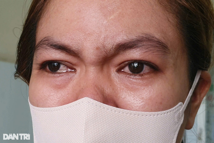 Bà L. mắt đỏ hoe khi nhắc về con trai. Ảnh: báo Dân Trí