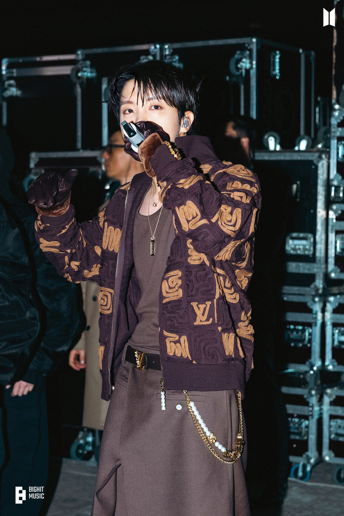 V xuất hiện tại concert của J-Hope dù đang nhập ngũ? Ảnh 5