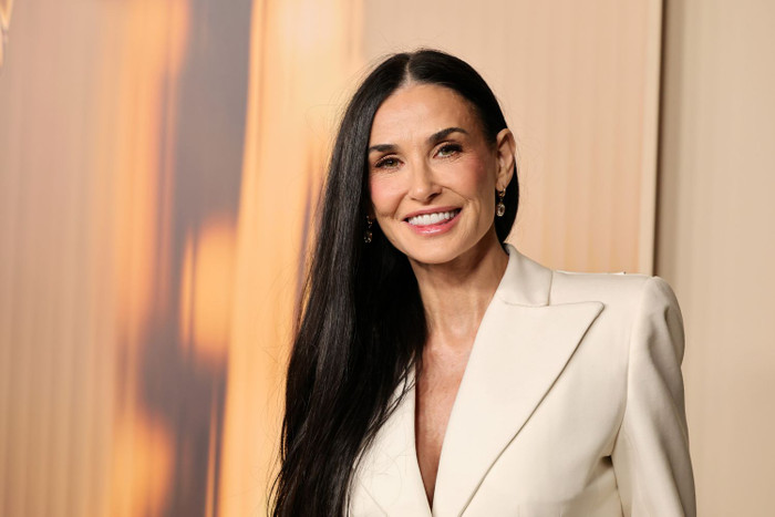 Demi Moore tiến gần hơn tới tượng vàng Oscar sau chiến thắng tại SAG Awards (Ảnh: HOLA). 