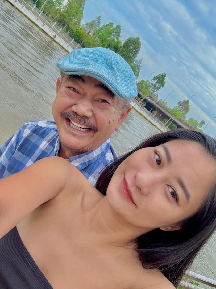 Cặp đôi thoải mái thể hiện tình cảm trên mạng xã hội. Ảnh: FBNV