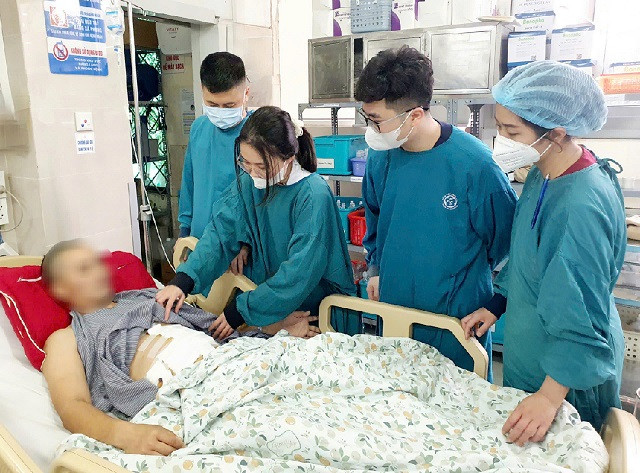 Các bác sĩ quyết định cắt 1.5m ruột hoại tử để đảm bảo tính mạng cho bệnh nhân.