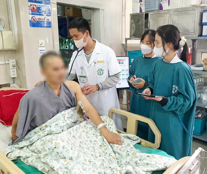 BS Phạm Xuân Thắng, Trung tâm Cấp cứu A9 kiểm tra sức khoẻ cho bệnh nhân trước khi xuất viện