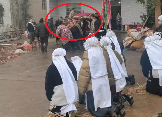 4 người tử vong sau khi nằm phòng kín, đốt than để sưởi ấm. (Ảnh QQ)