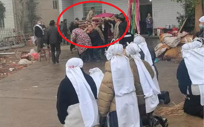 Về quê chịu tang bố, 4 người con qua đời bất thường trong phòng kín Ảnh 2