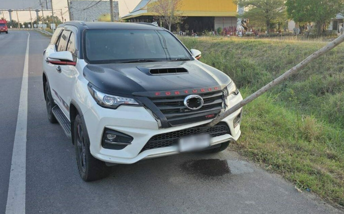 Đang chạy trên đường, tài xế 'đứng tim' khi khúc cây dài 4 mét ghim thẳng vào đầu xe Ảnh 2