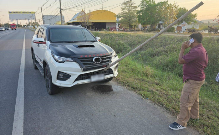 Đang chạy trên đường, tài xế 'đứng tim' khi khúc cây dài 4 mét ghim thẳng vào đầu xe Ảnh 2