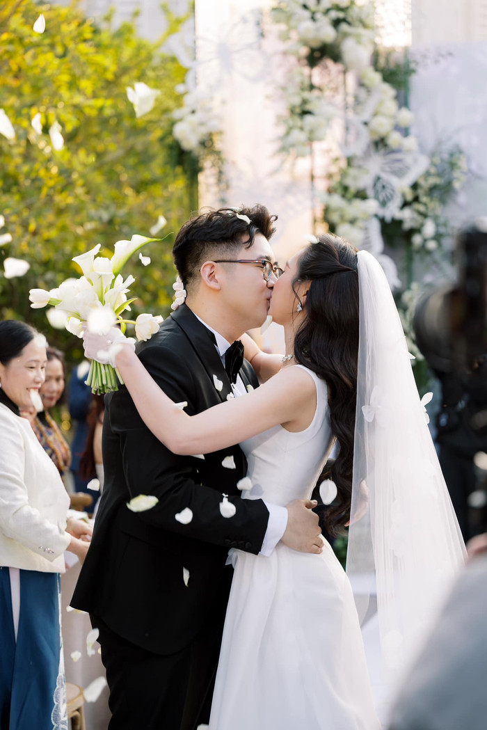 Cặp đôi khóa môi nồng nàn trong ngày trọng đại. (Ảnh FBNV)