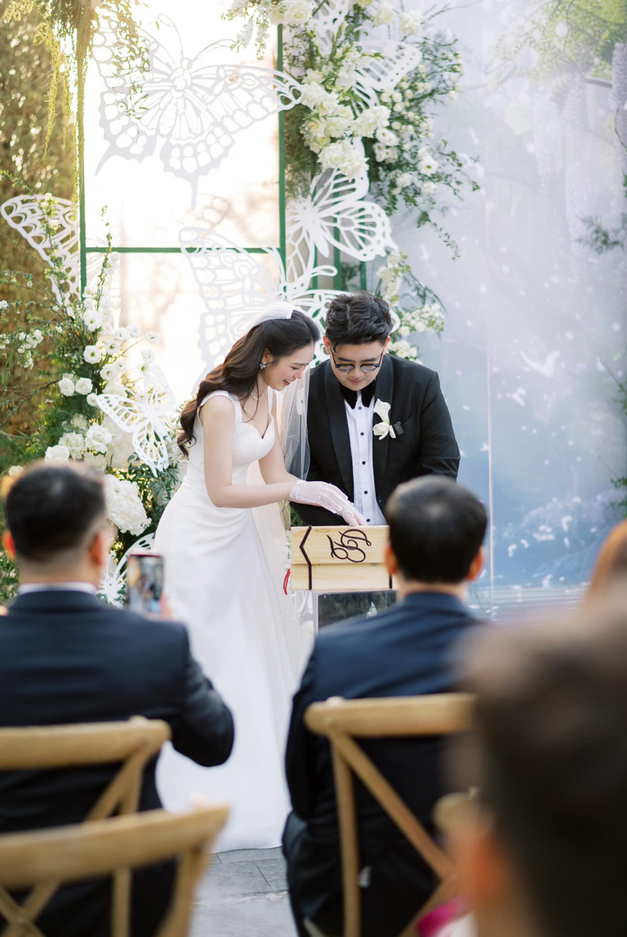 Hoa hậu Kỳ Duyên bật khóc trong lễ cưới riêng tư Ảnh 4