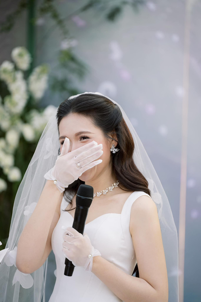 Hoa hậu Lương Kỳ Duyên xúc động nói lời thề hẹn với bạn đời. (Ảnh FBNV)