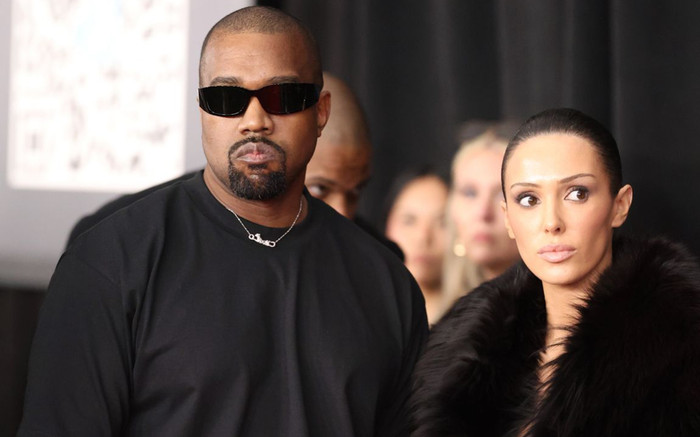 Vợ chồng Kanye West khoe thân phản cảm, bị đuổi khỏi thảm đỏ GRAMMY Ảnh 2