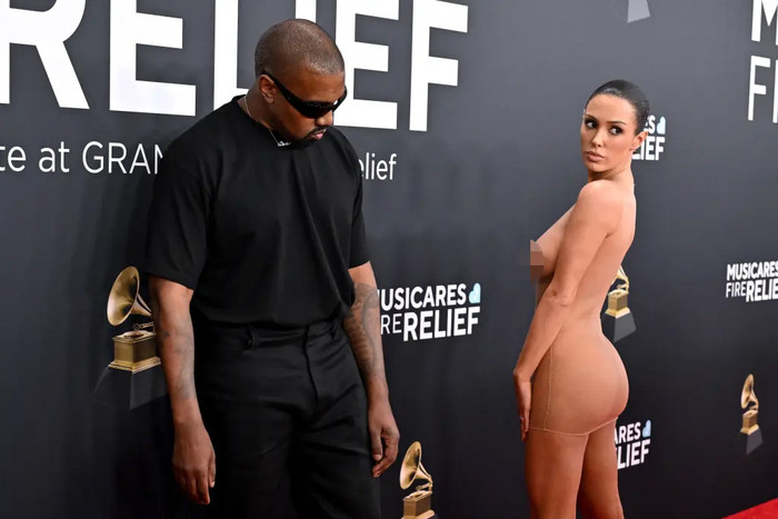 Trong một khoảnh khắc tích tắc, vợ Kanye West bất ngờ 'biến hình', cởi bỏ lớp áo khoác lông. Bianca Censori để lộ bộ váy trong suốt, tệp hẳn vào màu da thật. Thiết kế này bị đánh giá 'phản cảm' và khiến ai nấy cũng phải đỏ mặt khi nhìn qua. Liên quan đến màn xuất hiện này, tờ Entertainment Tonight thông tin vợ chồng Bianca Censori và Kanye West đã được mời ra khỏi thảm đỏ lễ trao giải Grammy 2025. 