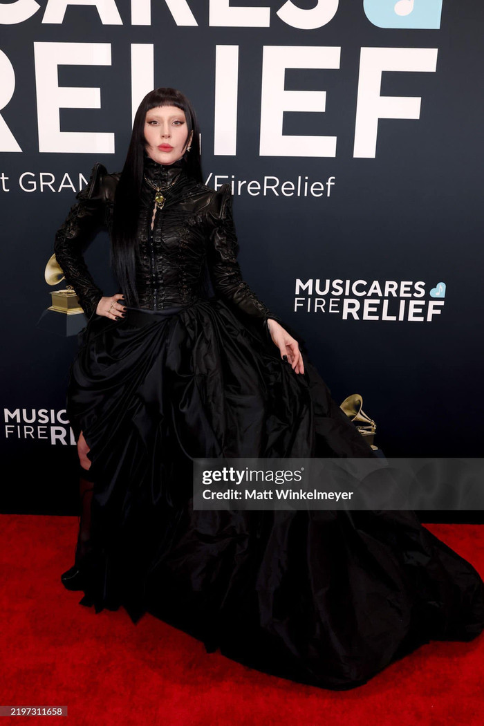 Lady Gaga 'kín cổng cao tường', không để lộ chút da thịt. Nữ ca sĩ diện mẫu váy dạ hội màu đen, toát lên khí chất cổ điển, thanh lịch.