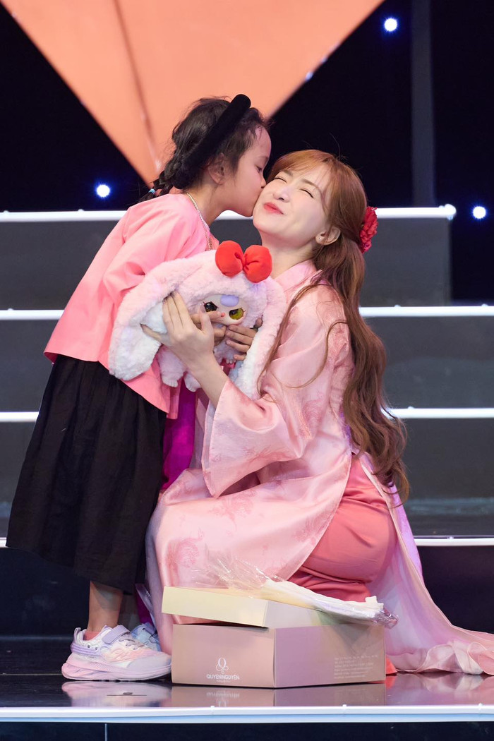 Hoà Minzy gặp lại 'con gái'. Ảnh: FBNV