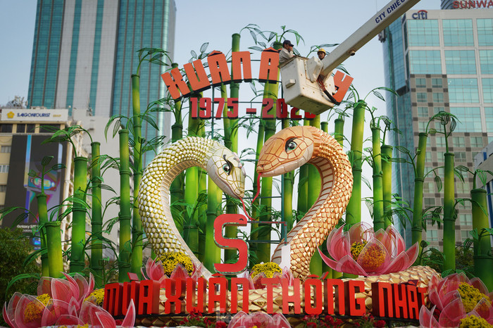 Cặp linh vật Ngân Tỵ và Kim Tỵ tại đường hoa Nguyễn Huệ, TP.HCM. Nguồn ảnh: Tiền Phong