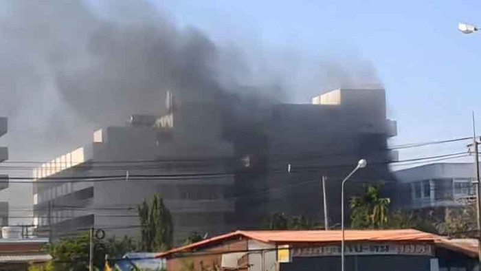 Người đàn ông phóng hỏa đốt cháy bệnh viện, hàng trăm bệnh nhân tháo chạy Ảnh 1