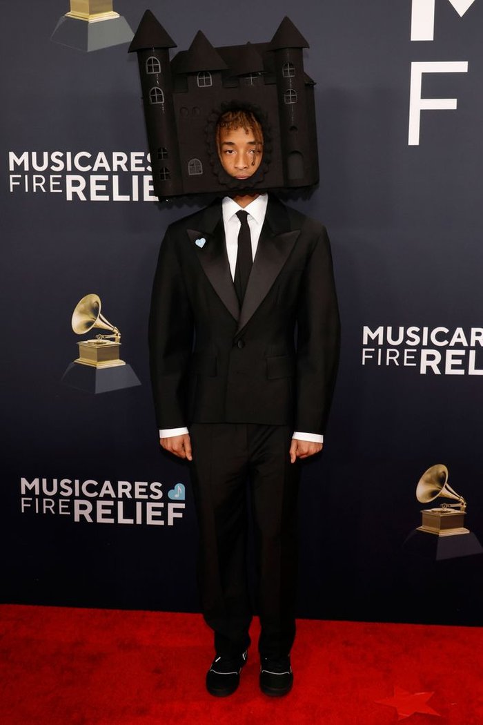 Jaden Smith bị xem như trò hề với chiếc mũ hình ngôi nhà 'ngớ ngẩn', dù anh chàng đang khoác lên mình trang phục dạng tuxedo của nhà mốt nổi tiếng Louis Vuitton.