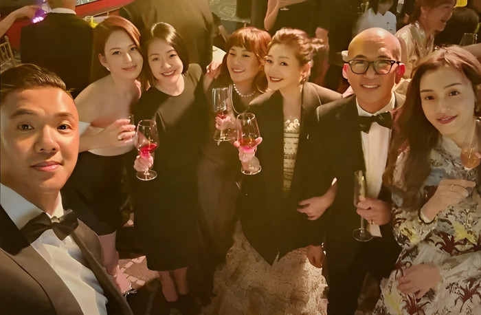 Đại S và ông xã SJ (thứ 2, thứ 3 từ phải sang) trong buổi tiệc cách đây 10 ngày - Ảnh: Weibo.