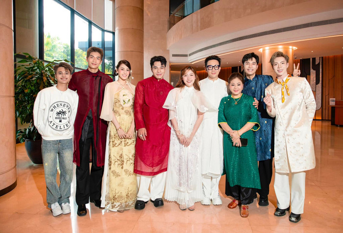 Dàn diễn viên phim Bộ Tứ Báo Thủ giao lưu cùng khán giả sau suất chiếu ở rạp. (Ảnh FBNV)