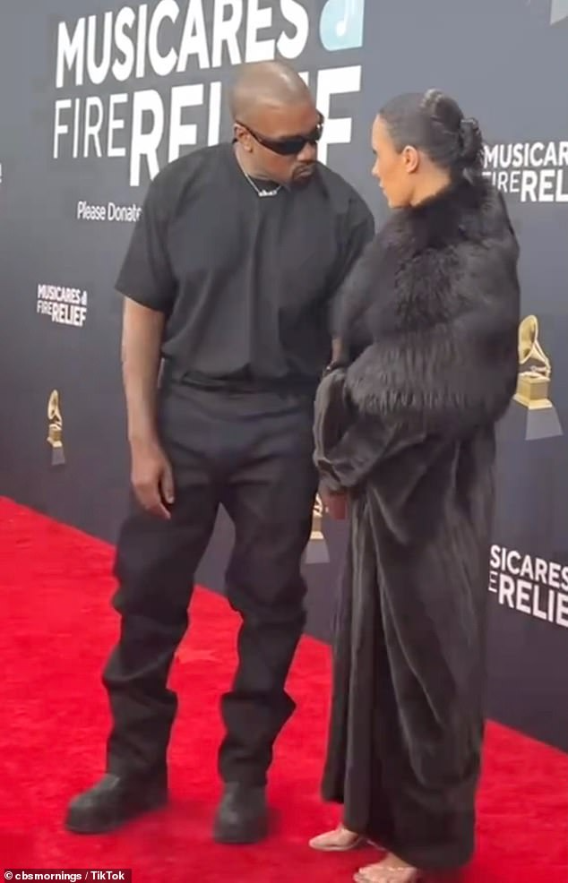 Kanye West bị cáo buộc với những khẩu hình miệng yêu cầu vợ cởi trang phục trên thảm đỏ Grammy để tạo sự chú ý. 