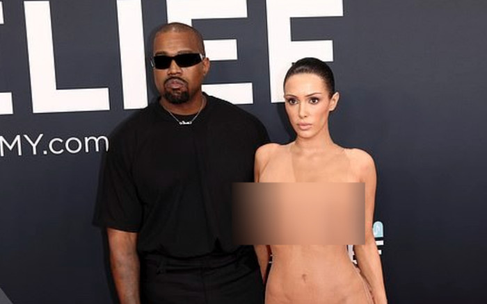 Kanye West chỉ đạo vợ 'cởi đồ' trên thảm đỏ Grammy 2025? Ảnh 2