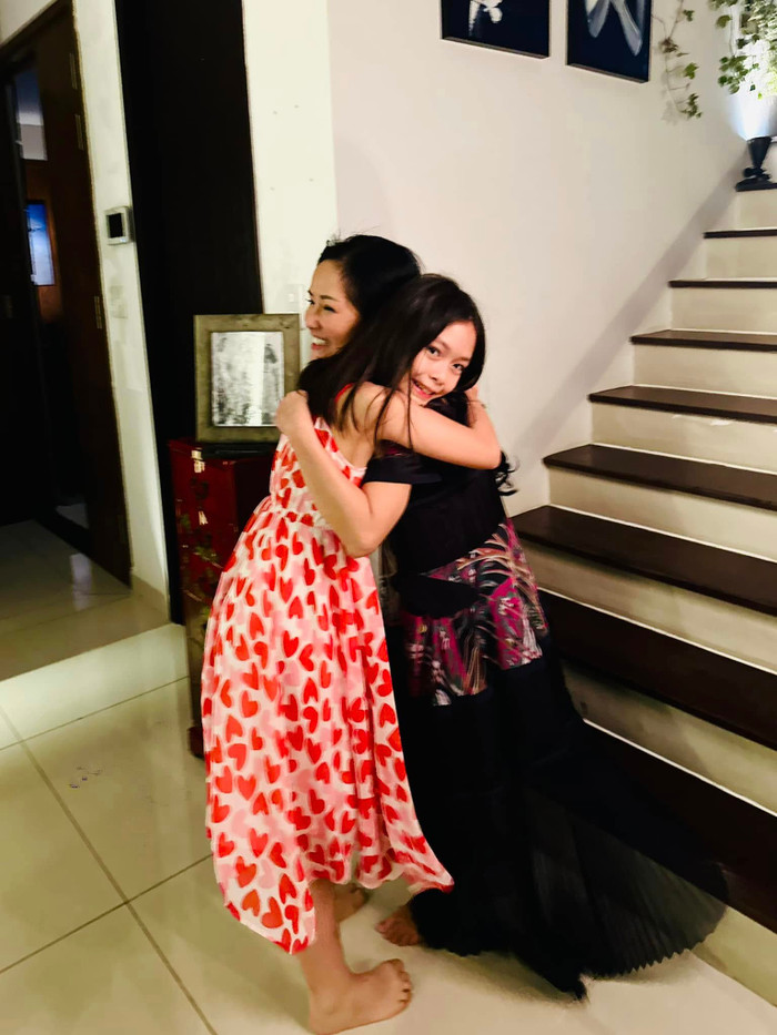 Bé Sol - con gái Đoan Trang bày tỏ sự hào hứng, vui vẻ khi đến thăm nhà ca sĩ Hồng Nhung. (Ảnh: FB Đoan Trang)