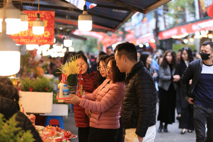 Phủ Tây Hồ đông nghịt người đến dâng hương trong ngày làm việc đầu tiên của năm mới Ảnh 5