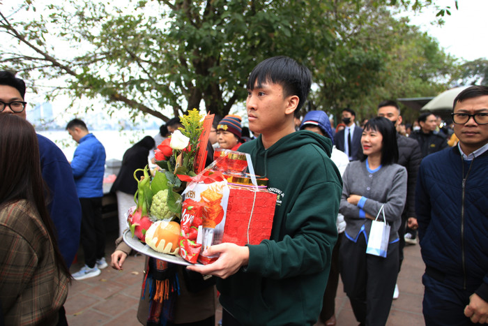 Người dân chuẩn bị lễ vật để chuẩn bị vào phủ thắp hương, cầu nguyện.