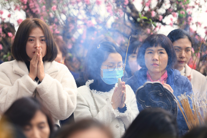 Không chỉ những người dân địa phương mà cả du khách từ các vùng miền khác cũng đến Phủ Tây Hồ để hòa mình vào không khí linh thiêng, thanh tịnh của mùa xuân, cầu mong một năm mới an lành và hạnh phúc.