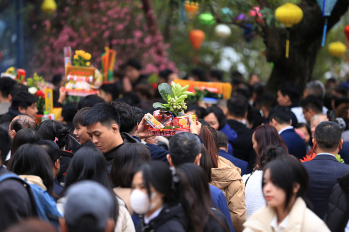 Phủ Tây Hồ đông nghịt người đến dâng hương trong ngày làm việc đầu tiên của năm mới Ảnh 7