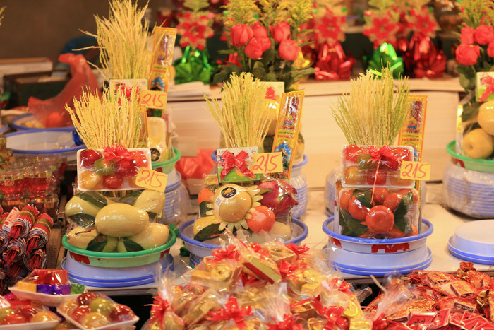 Các lễ vật được tiểu thương chuẩn bị sẵn, có giá hơn 200.000 đồng/mâm lễ. 