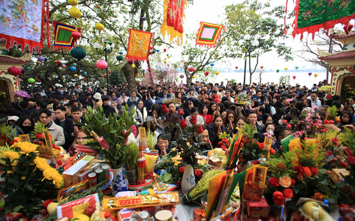 Phủ Tây Hồ đông nghịt người đến dâng hương trong ngày làm việc đầu tiên của năm mới Ảnh 2