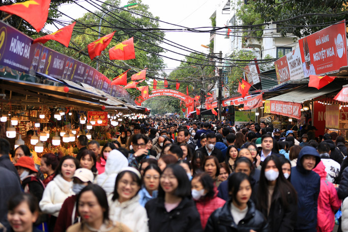 Cũng trong ngày đầu tiên trở lại làm việc của năm mới, không khí xuân tràn ngập tại Phủ Tây Hồ, một trong những địa điểm linh thiêng bậc nhất tại Hà Nội. Dù là ngày làm việc đầu tiên của năm, nhưng ngay từ sáng sớm, Phủ Tây Hồ đã đón một lượng lớn người dân và du khách đổ về để dâng hương, cầu an, cầu tài lộc cho một năm mới bình an và thịnh vượng.