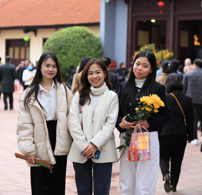 Phủ Tây Hồ đông nghịt người đến dâng hương trong ngày làm việc đầu tiên của năm mới Ảnh 12