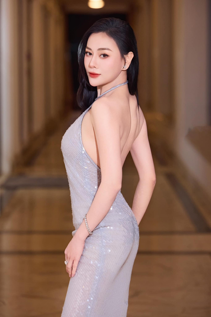 Phương Oanh phô trọn tấm lưng trần hút mắt. Ảnh: FBNV