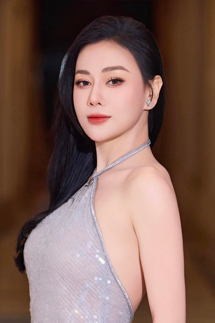 Phương Oanh tự tin khoe dáng thon với bộ váy gợi cảm. Ảnh: FBNV