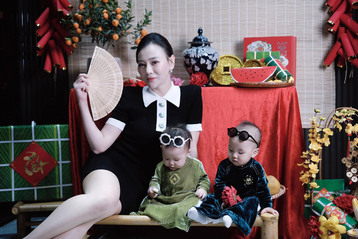 Phương Oanh vui vẻ chụp ảnh cùng các con. Ảnh: FBNV