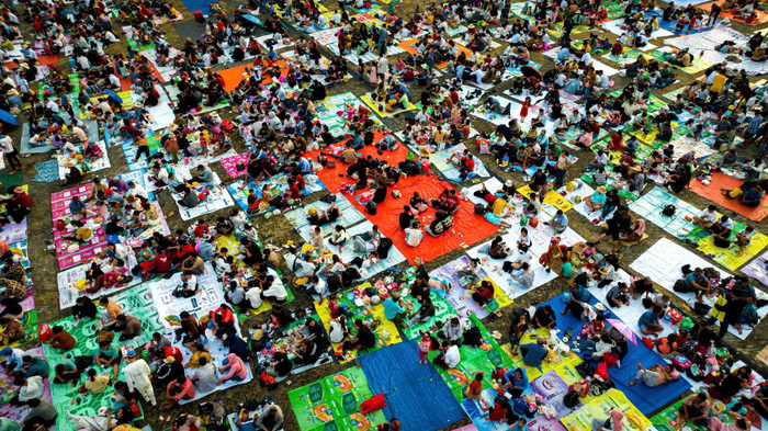 Các tấm thảm với nhiều màu sắc khác nhau tạo nên cảnh tượng cực kỳ thú vị. Ảnh: Bùi Văn Hải