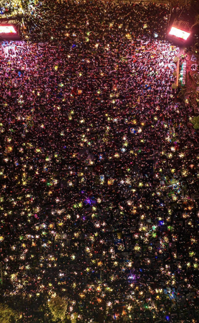 Ban đêm, cảnh tượng hàng vạn người cắm trại dưới chân núi Bà Đen càng trở nên đặc biệt. Ảnh: Bùi Văn Hải