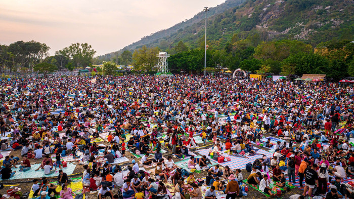 Hàng vạn người dân mang bạt đến cắm trại dưới chân núi Bà Đen. Ảnh: Bùi Văn Hải