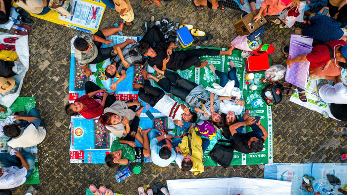 Nhiều người dân thích thú khi camera lia tới. Ảnh: Bùi Văn Hải