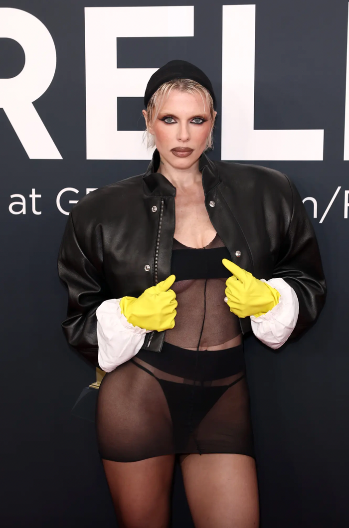 Julia Fox xuất hiện với trang phục xuyên thấu, chẳng khác gì bộ áo tắm khi đi du lịch biển. Thiết kế này phô phang da thịt tối đa, khiến ai nấy nhìn qua cũng phải 'đỏ mặt' ngượng ngùng. (Ảnh: Page Six)