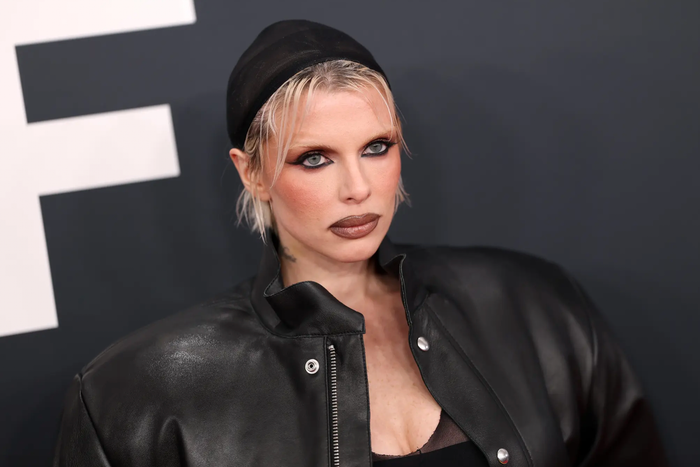 Đây là lần đầu tiên Julia Fox tham gia Lễ trao giải danh giá Grammy nên việc cô lựa chọn trang phục 'chặt chém' để tạo ấn tượng là chuyện hoàn toàn dễ hiểu. Tuy nhiên, tạo hình của nữ người mẫu trong lần này lại hở hang quá đà và không được công chúng đánh giá cao. (Ảnh: Page Six)