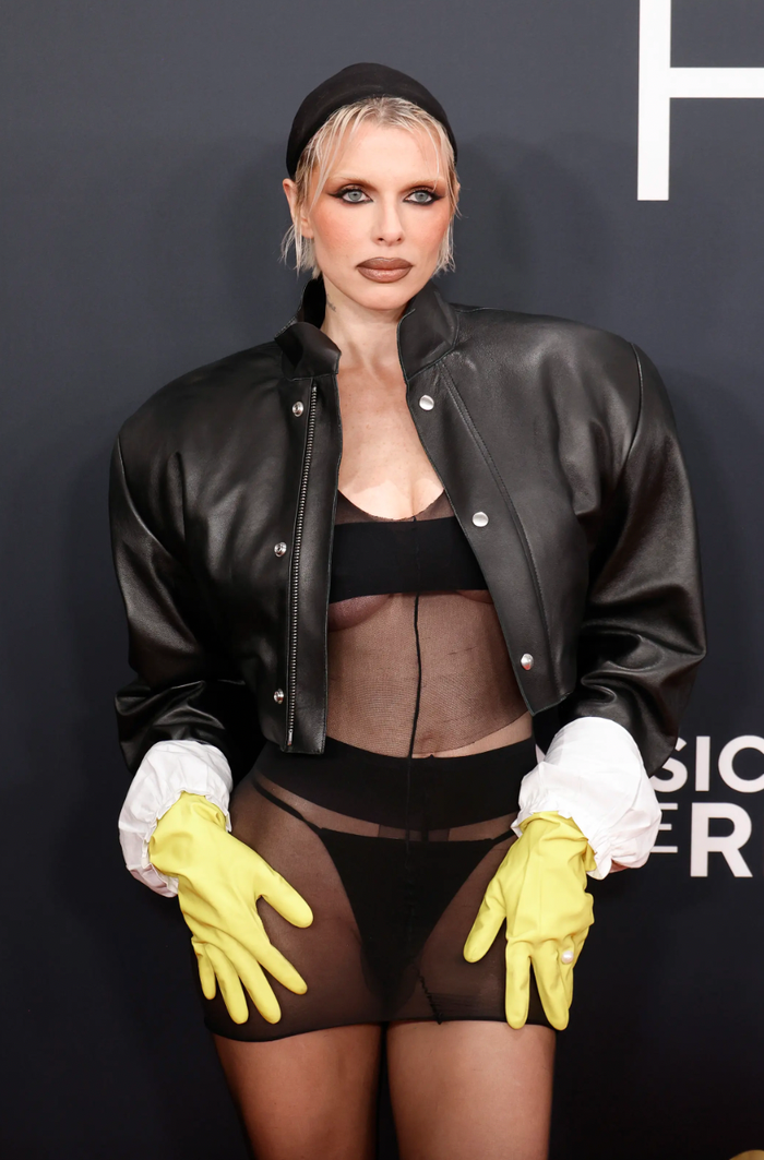 Không những vậy, Julia Fox còn gây khó hiểu với lối phối đồ chẳng giống ai. Tình cũ Kanye kết hợp áo khoác da hầm hố cùng nón len đội đầu cá tính. Tuy nhiên, đôi găng tay rửa chén màu vàng chanh của Julia Fox lại 'lạc quẻ', thiếu sự ăn nhập với tổng thể. (Ảnh: Page Six)