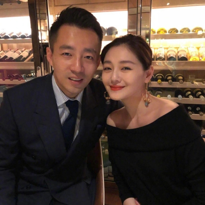 Từ Hy Viên và Uông Tiểu Phi ly hôn trong ồn ào, tranh chấp kiện tụng. 