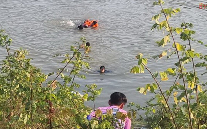 Thấy một nữ học sinh đứng khóc rồi nhảy xuống sông, người đàn ông 24 tuổi liền hành động Ảnh 2