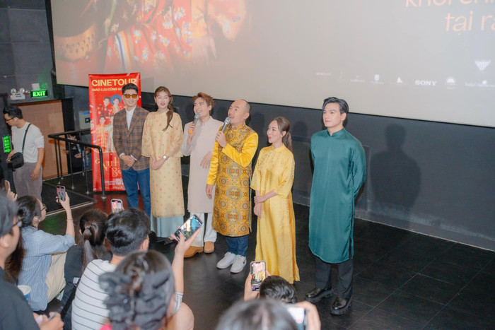 Ê-kíp Nụ Hôn Bạc Tỷ đang thực hiện hoạt động cinetour ở các cụm rạp.