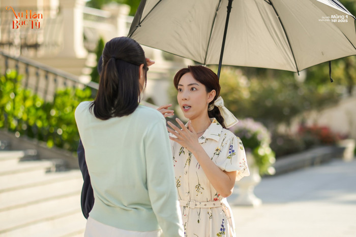 Thu Trang hướng dẫn diễn xuất cho Đoàn Thiên Ân ở hậu trường Nụ Hôn Bạc Tỷ.