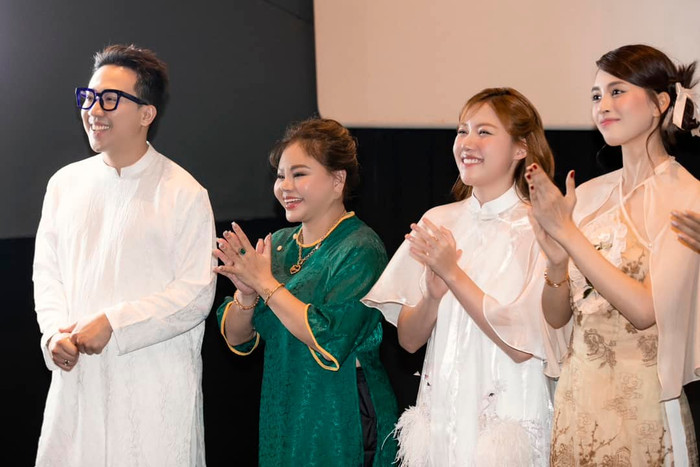 Trấn Thành và dàn diễn viên phim Bộ Tứ Báo Thủ giao lưu khán giả ở các rạp phim. (Ảnh FBNV)