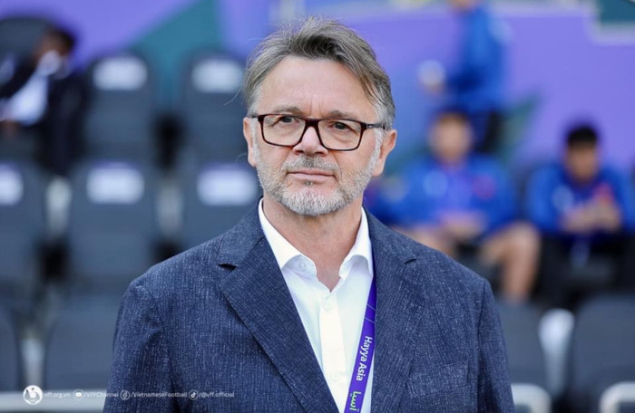 HLV Troussier từng là 'báo thủ'. Ảnh: VFF